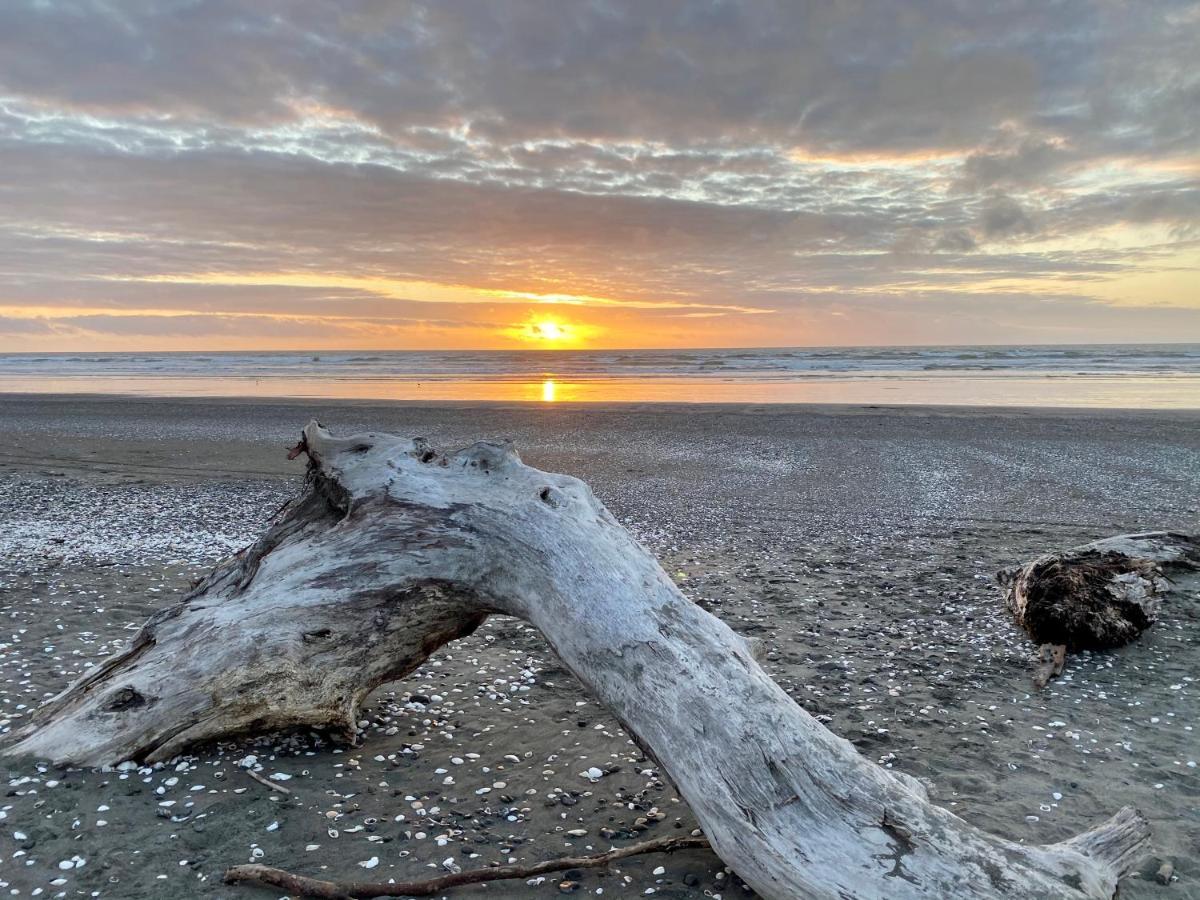 Otaki Beachfront Getaway Exterior photo